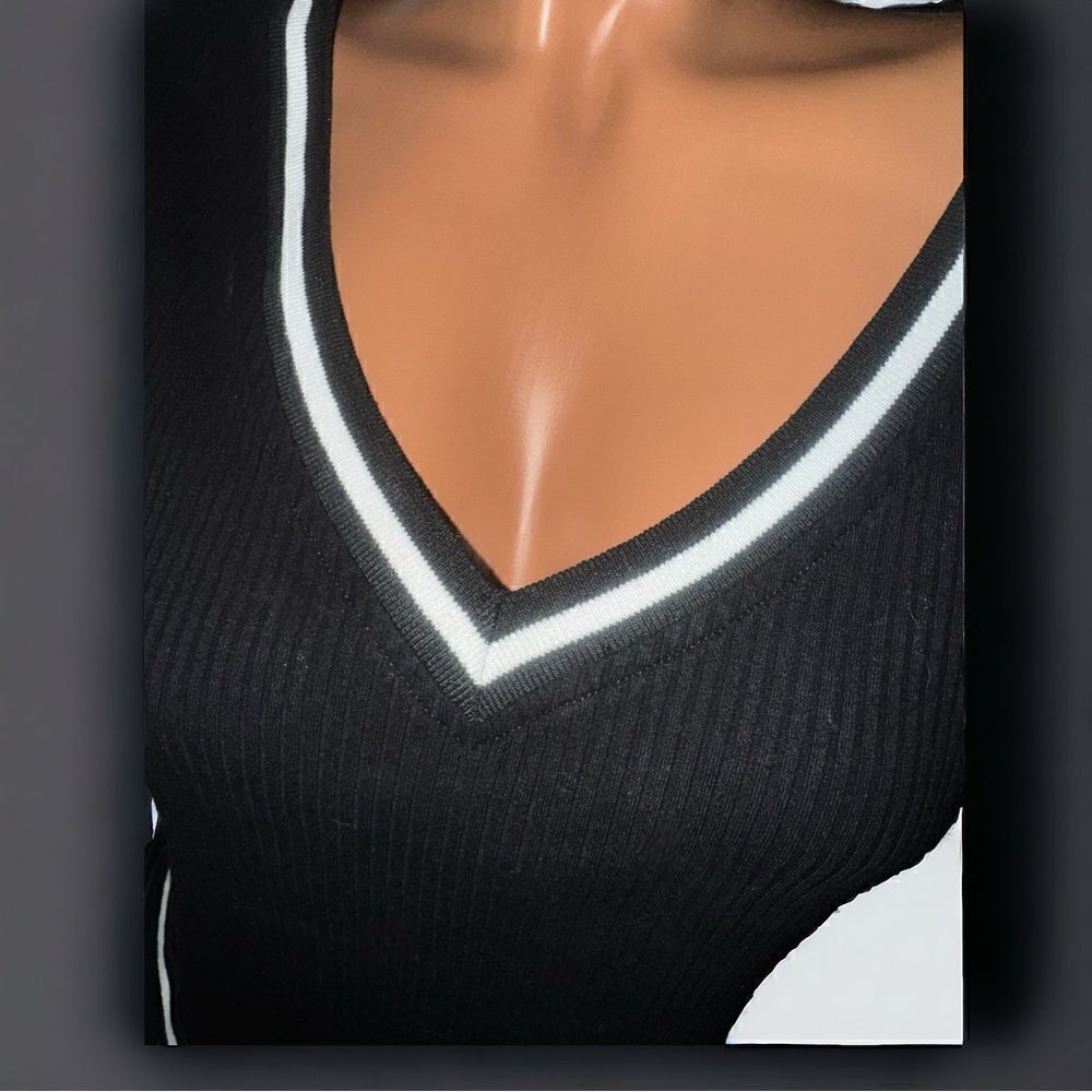 SHEIN l Ribbed Crop Top l Black w/ White trim l V-neck l 1X l EUC - Picture 9 of 12